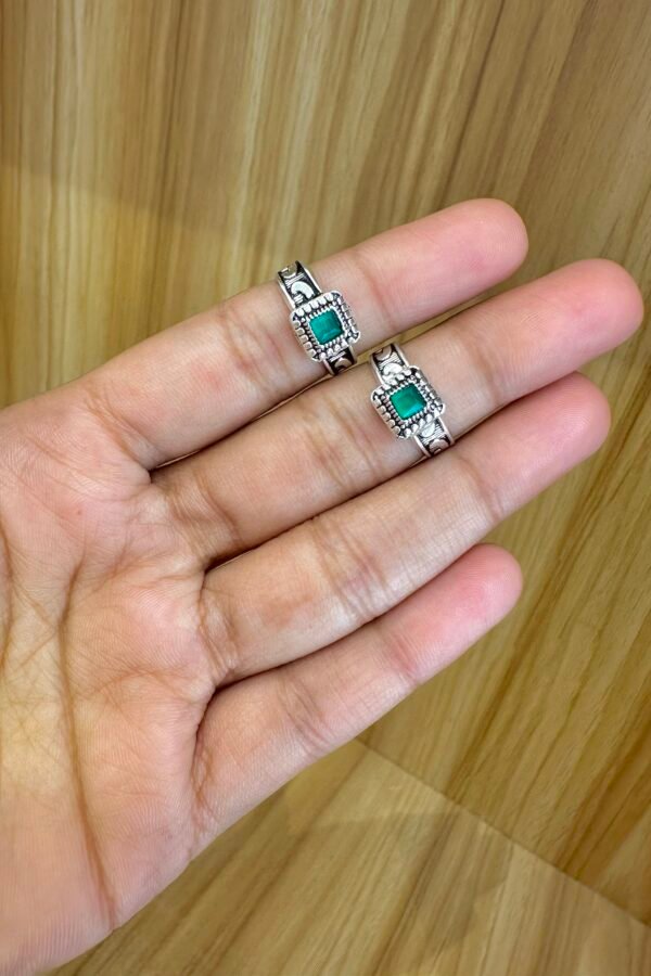 Silver green stoned antique adjustable toe rings