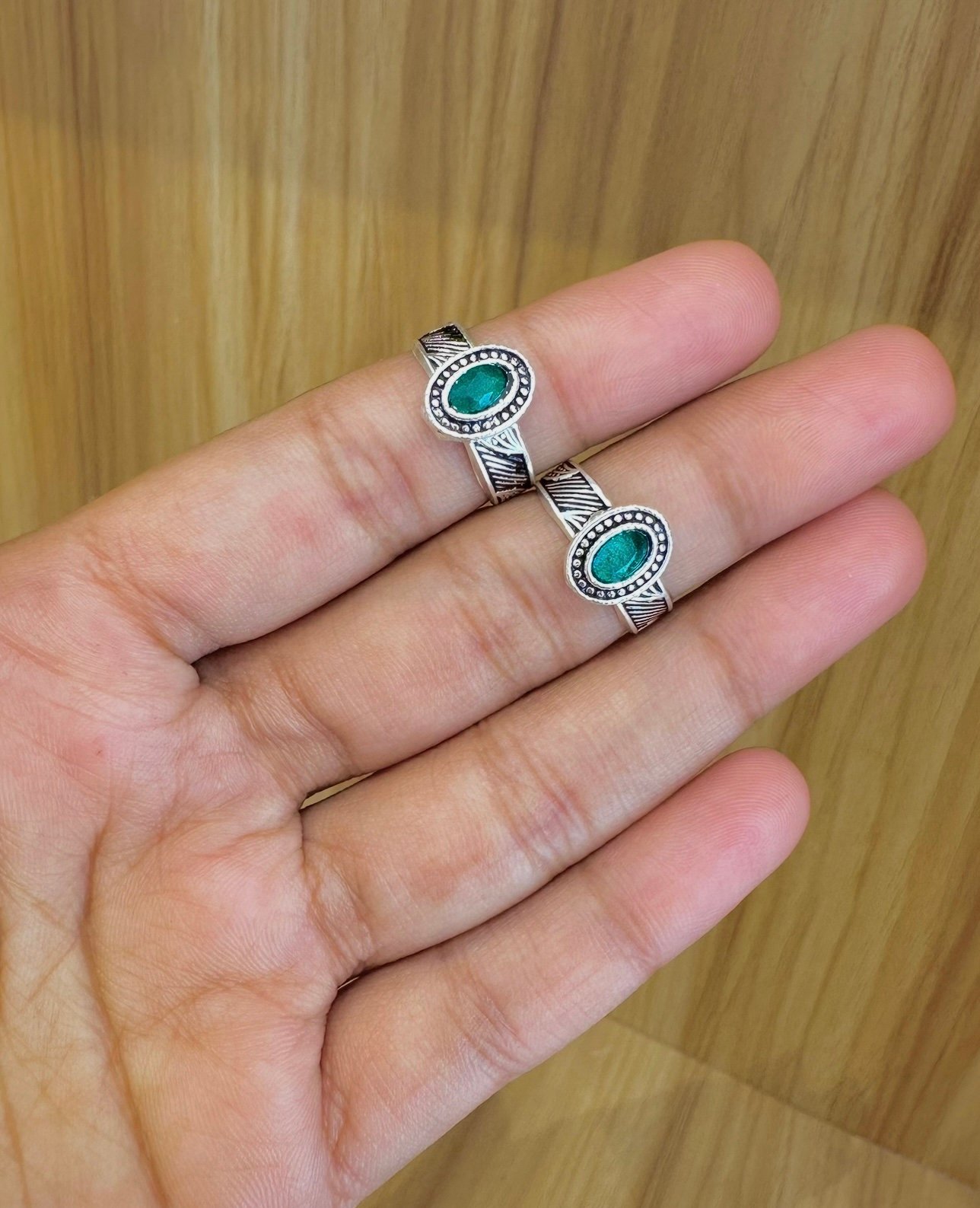 Silver green stoned antique adjustable toe rings
